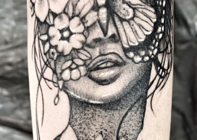 Tattoo Gesicht Frau mit Schmetterling und Blumen